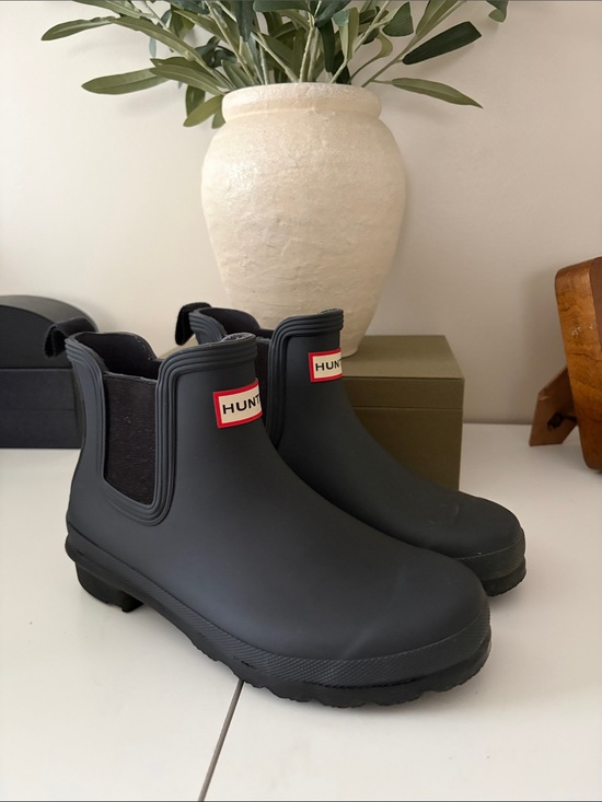Hunter Shoes - Hunter Matte Black Chelsea Short Rain Boots with Red Logo